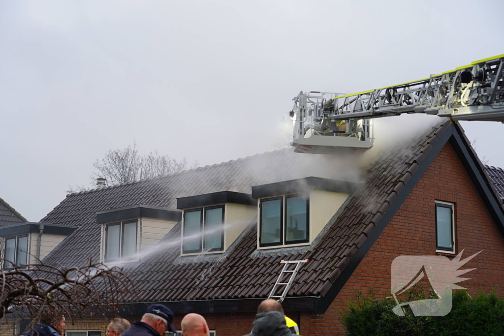 Veel rook bij brand in dak van woning