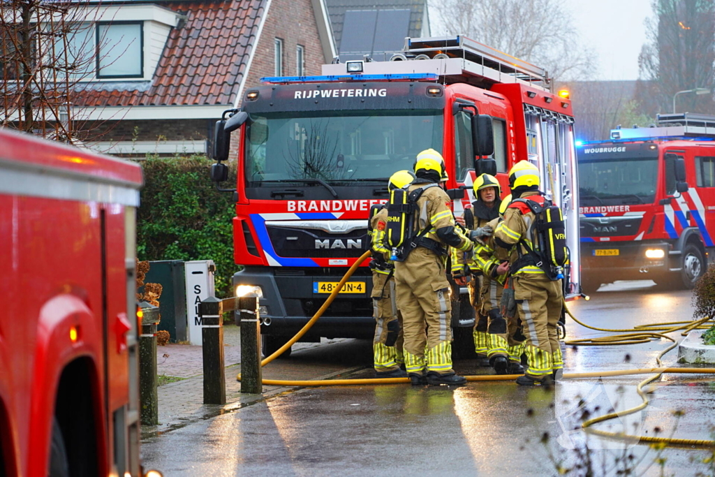 Veel rook bij brand in dak van woning