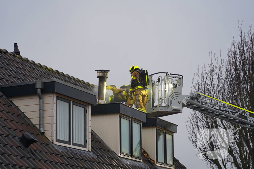 Veel rook bij brand in dak van woning