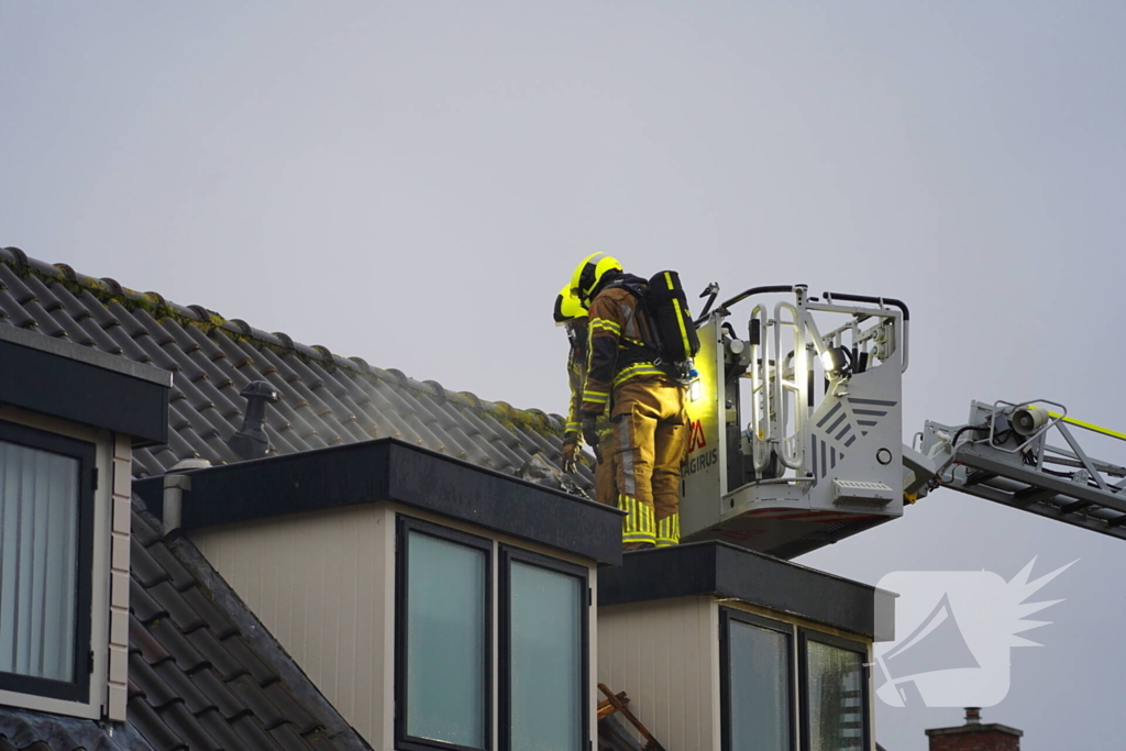 Veel rook bij brand in dak van woning