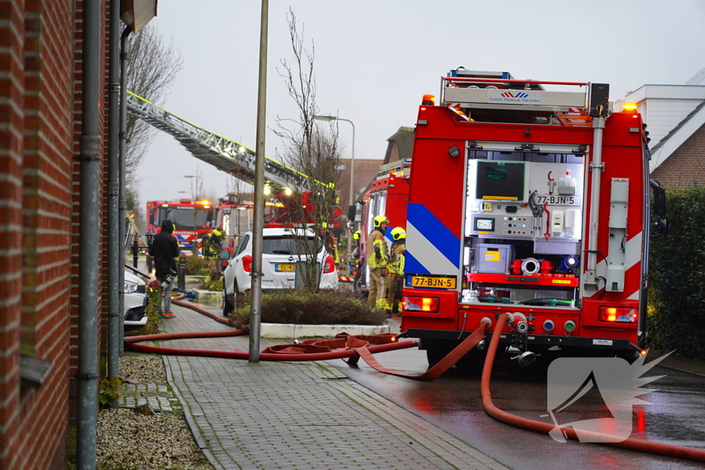 Veel rook bij brand in dak van woning