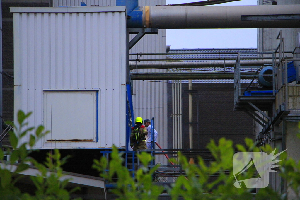 Brandende transportband in meelfabriek moeilijk bereikbaar