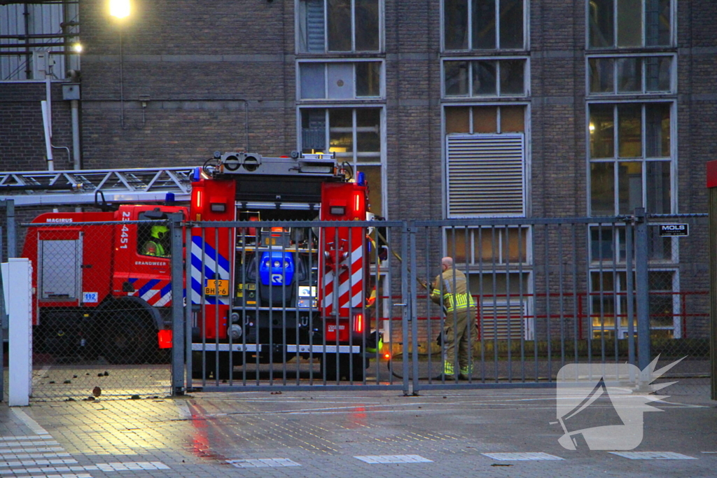 Brandende transportband in meelfabriek moeilijk bereikbaar