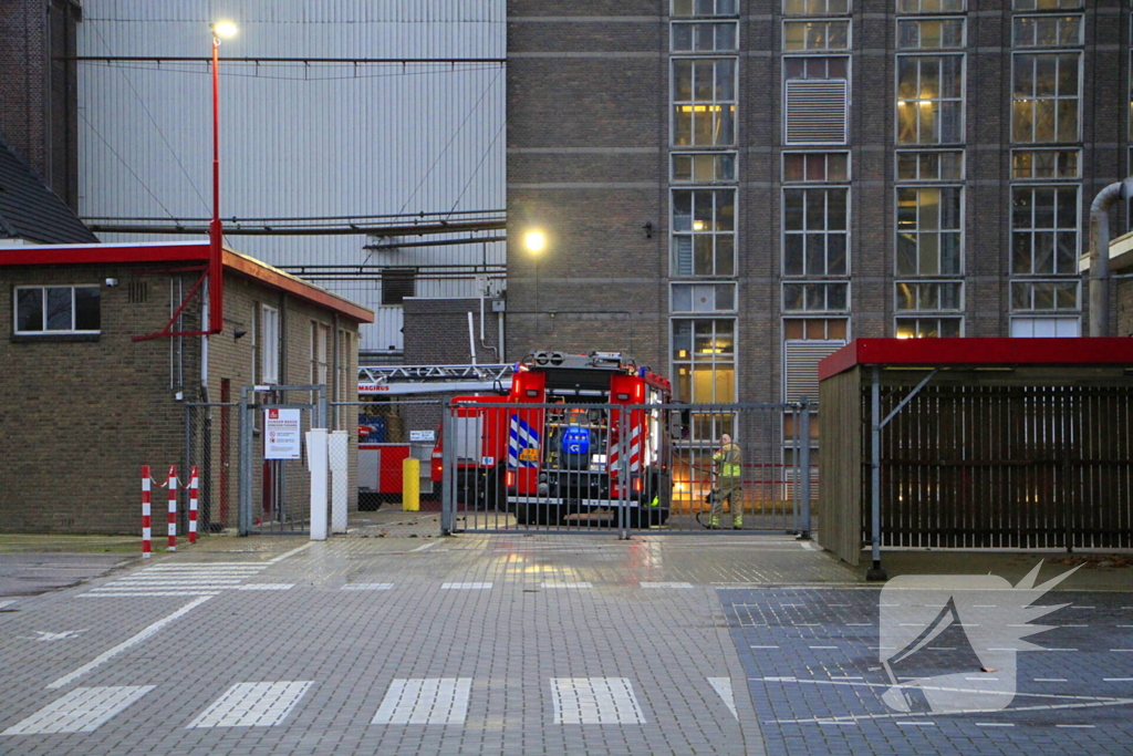 Brandende transportband in meelfabriek moeilijk bereikbaar