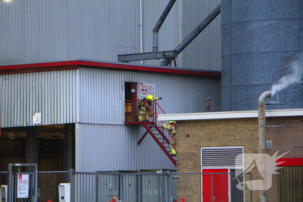 Brandende transportband in meelfabriek moeilijk bereikbaar