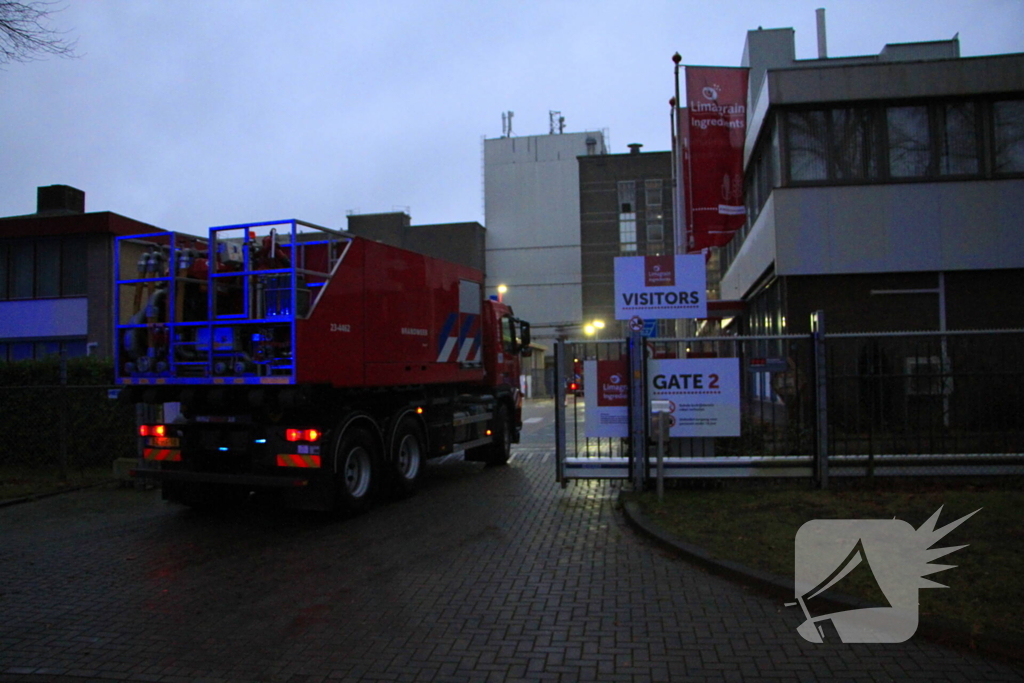 Brandende transportband in meelfabriek moeilijk bereikbaar