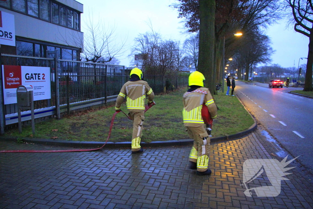 Brandende transportband in meelfabriek moeilijk bereikbaar