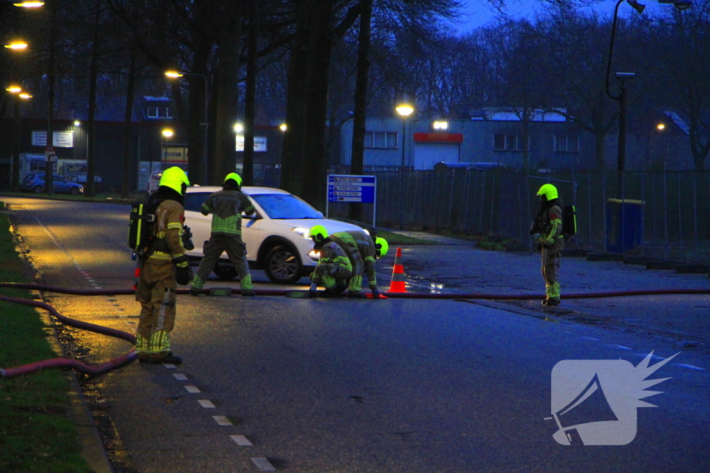 Brandende transportband in meelfabriek moeilijk bereikbaar