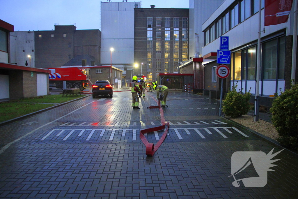 Brandende transportband in meelfabriek moeilijk bereikbaar