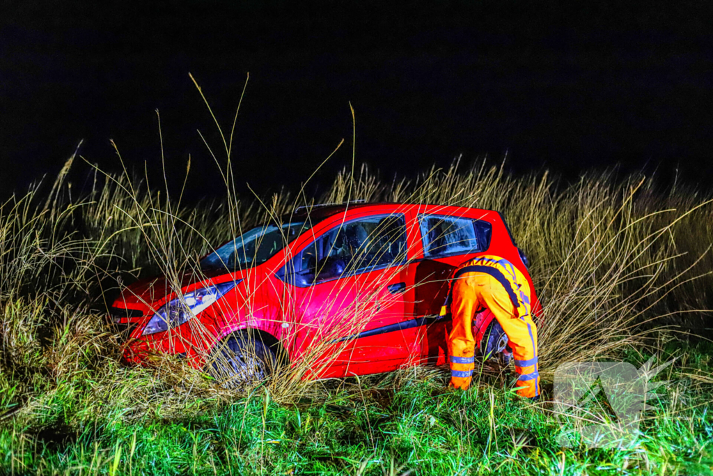 Auto belandt op zijkant langs kanaal