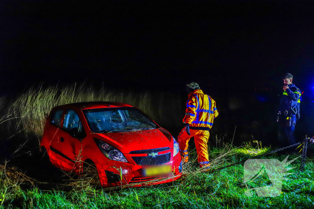 Auto belandt op zijkant langs kanaal