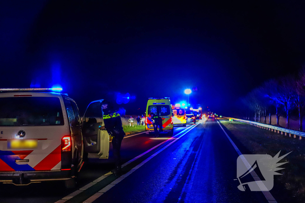 Auto belandt op zijkant langs kanaal