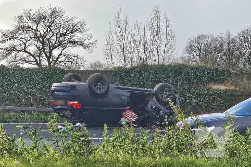 Auto slaat over de kop bij kruising