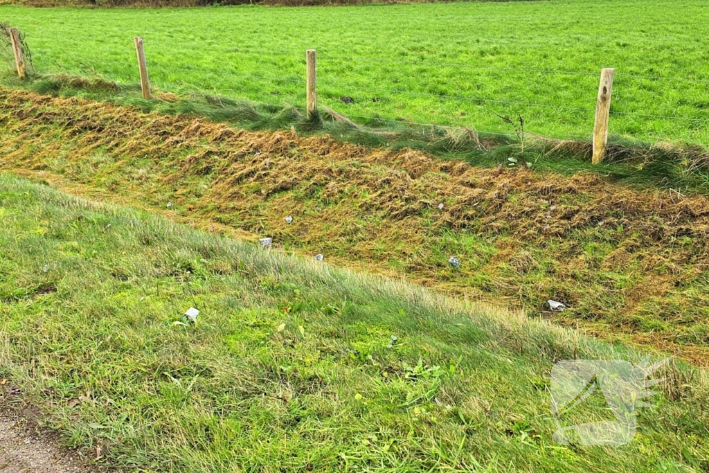 Auto slaat over de kop bij kruising