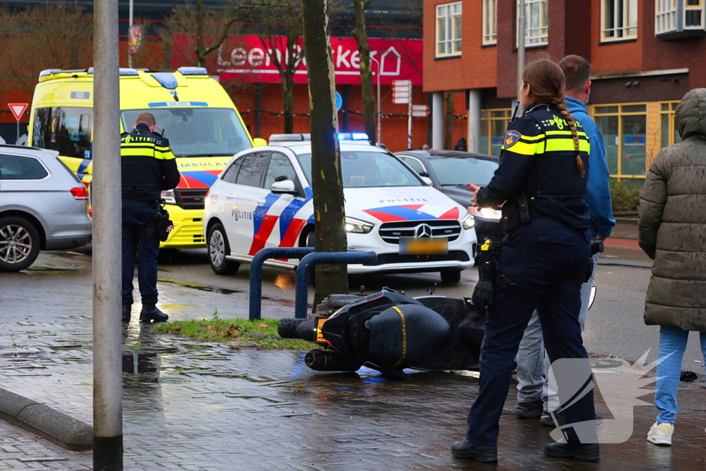 Scooterrijder klapt achterop stilstaande personenauto