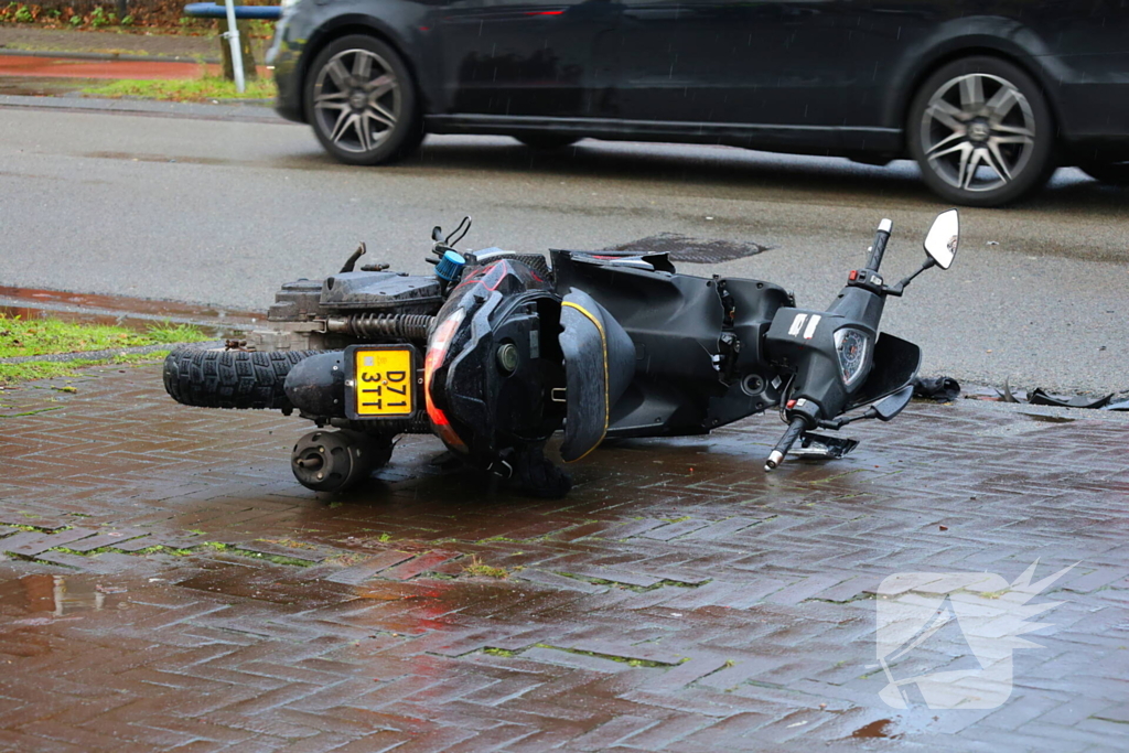 Scooterrijder klapt achterop stilstaande personenauto