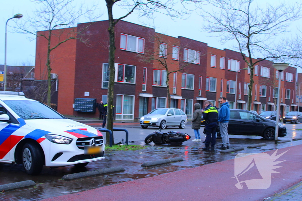 Scooterrijder klapt achterop stilstaande personenauto