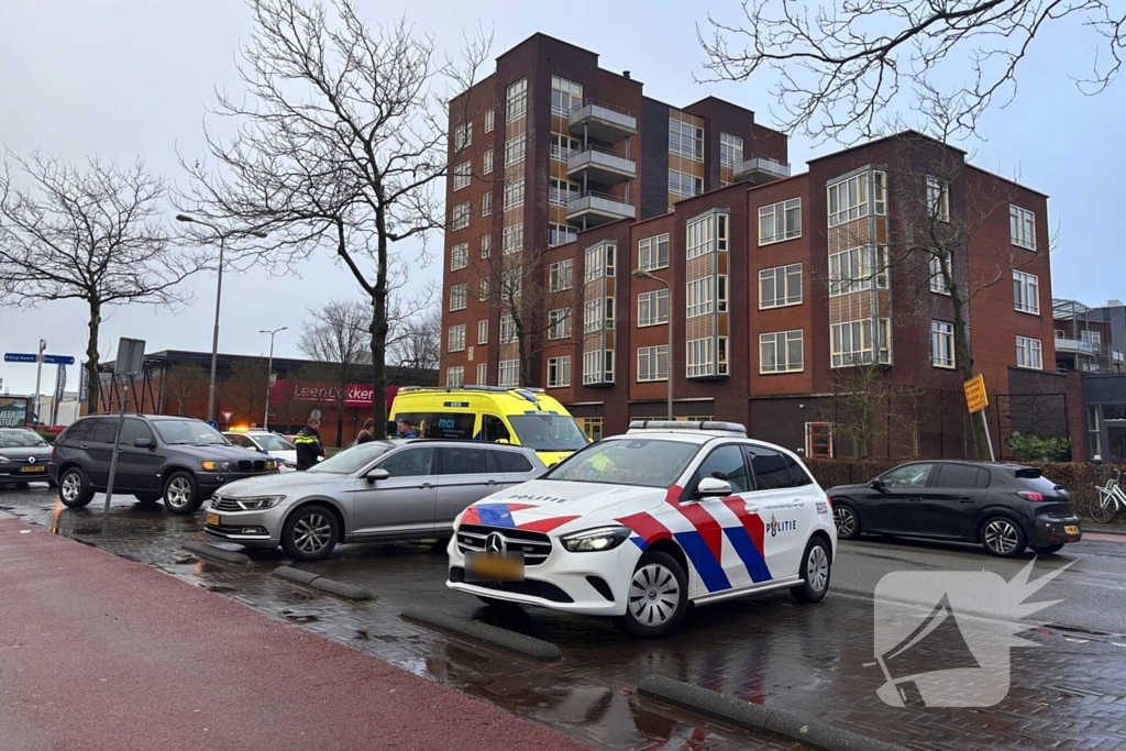 Scooterrijder klapt achterop stilstaande personenauto