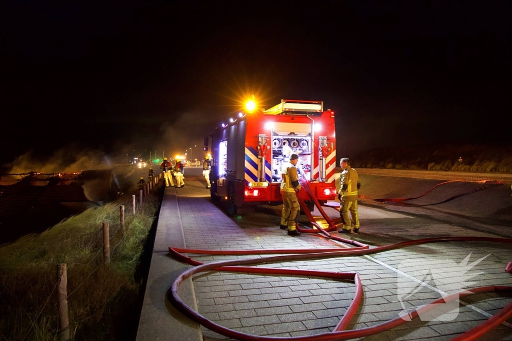 Brandweer blust uitslaande brand in strandtent