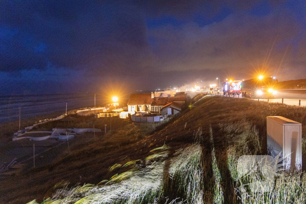 Brandweer blust uitslaande brand in strandtent