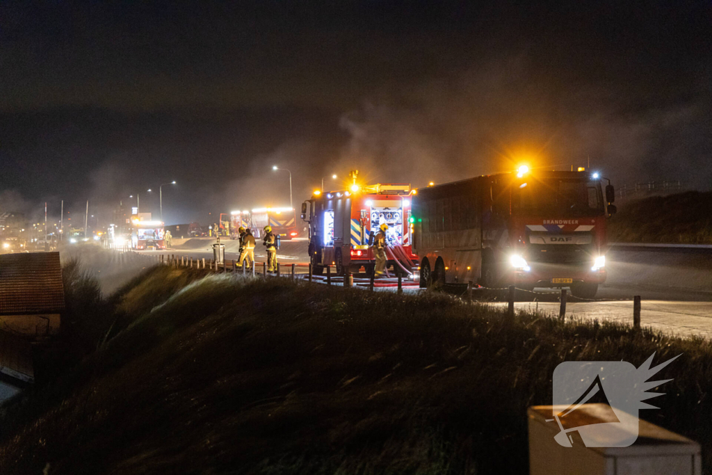 Brandweer blust uitslaande brand in strandtent