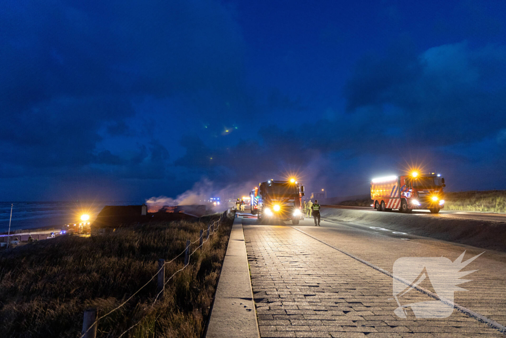 Brandweer blust uitslaande brand in strandtent