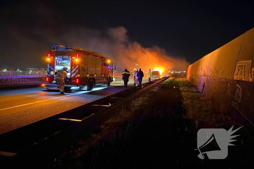 Auto vliegt in brand op snelweg