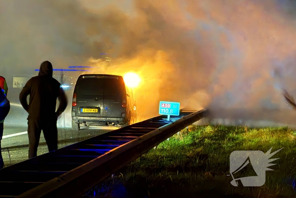 Auto vliegt in brand op snelweg