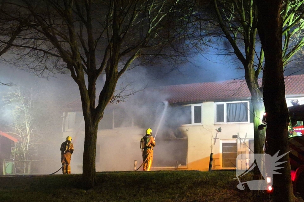 Brandweer blust brand in woning