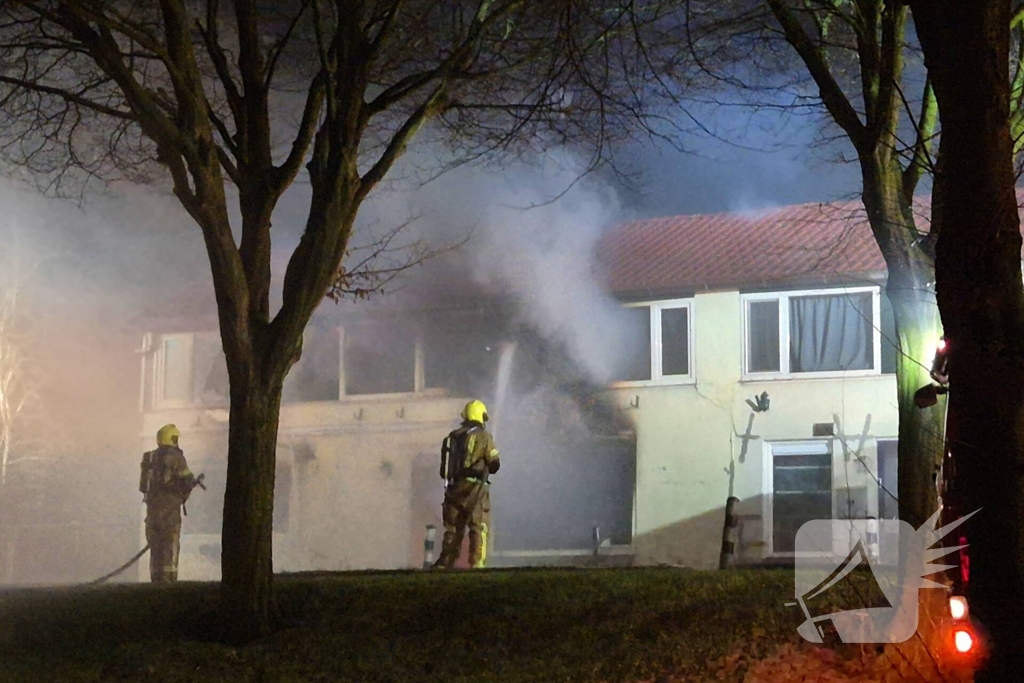 Brandweer blust brand in woning