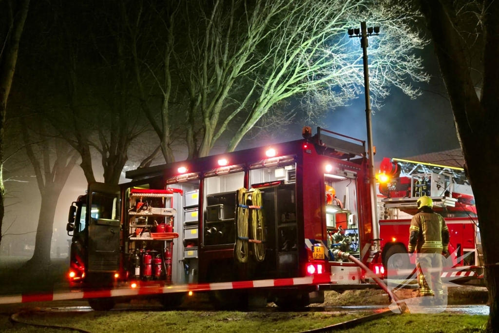 Brandweer blust brand in woning