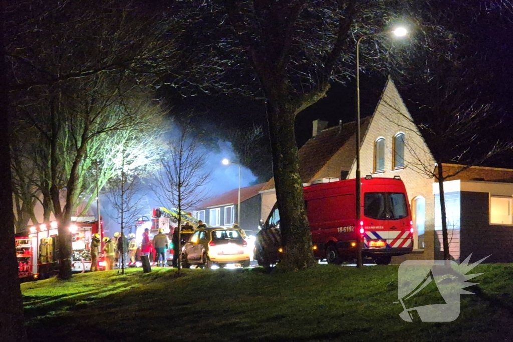 Brandweer blust brand in woning