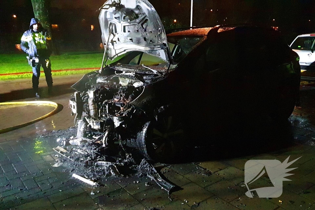 Auto zwaar beschadigd door brand