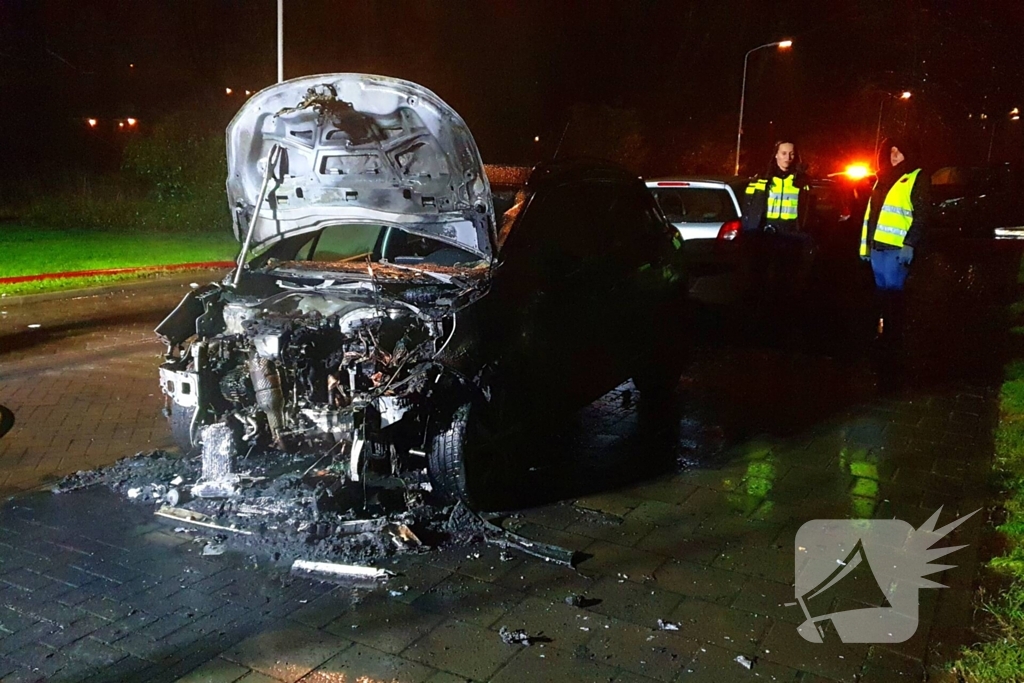 Auto zwaar beschadigd door brand