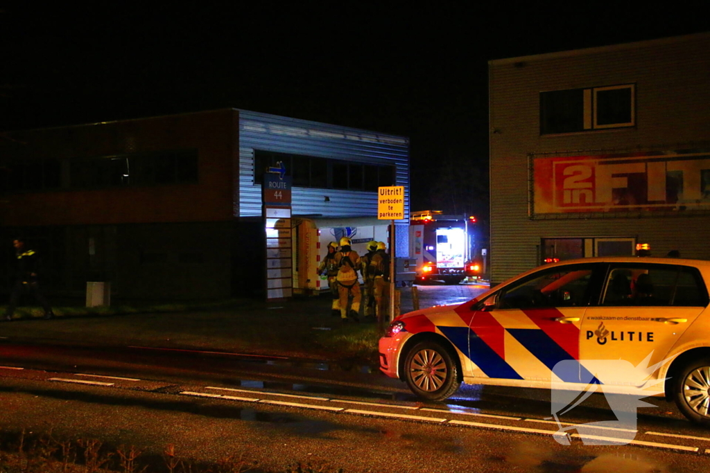 Vermoedelijke explosie leidt tot brand bij loods