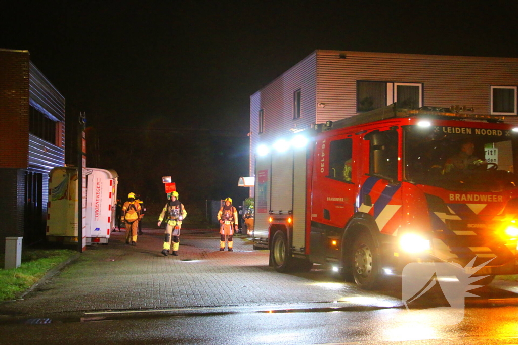 Vermoedelijke explosie leidt tot brand bij loods