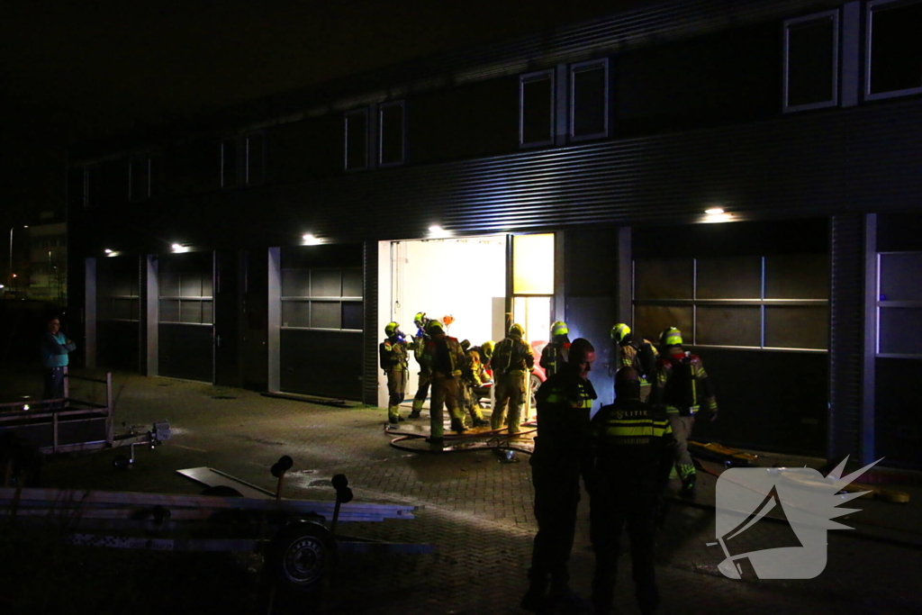 Vermoedelijke explosie leidt tot brand bij loods