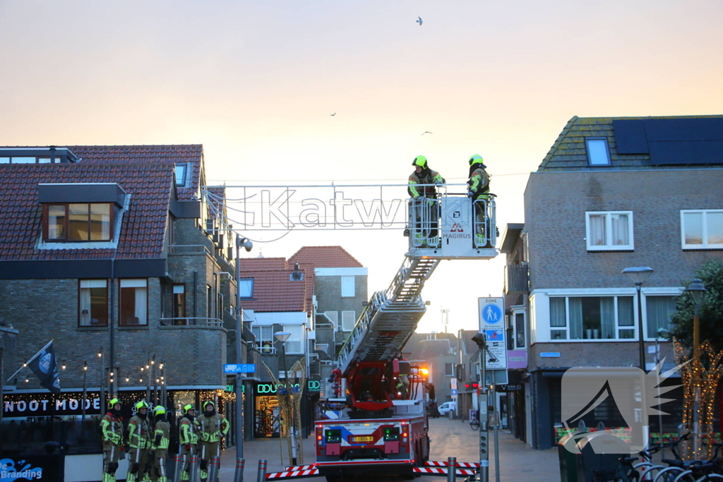 Harde wind speelt kerstverlichting parten