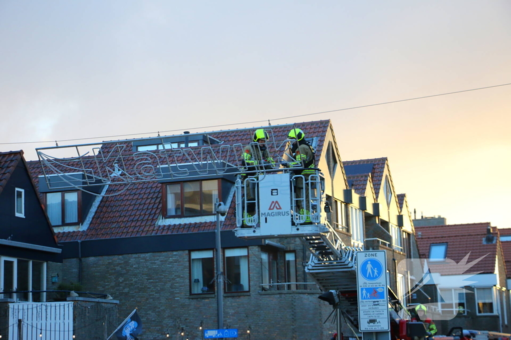 Harde wind speelt kerstverlichting parten