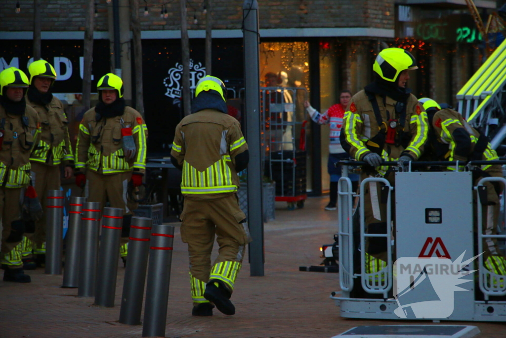 Harde wind speelt kerstverlichting parten