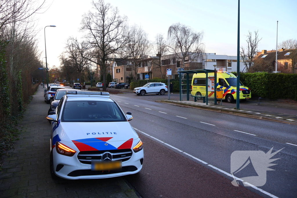 Fietsster en en auto botsen op kruising