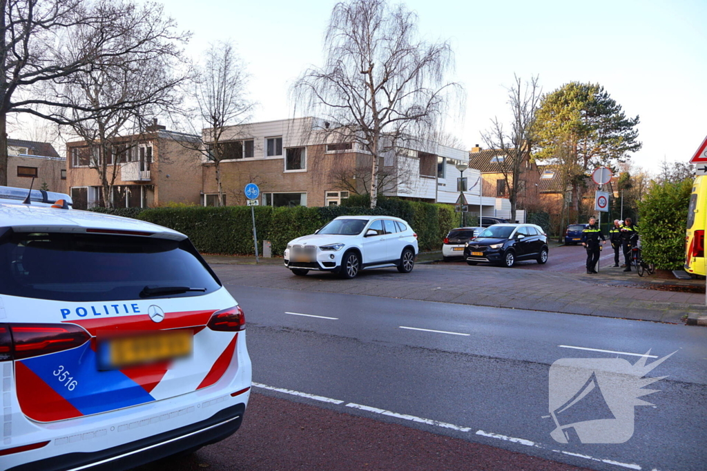 Fietsster en en auto botsen op kruising