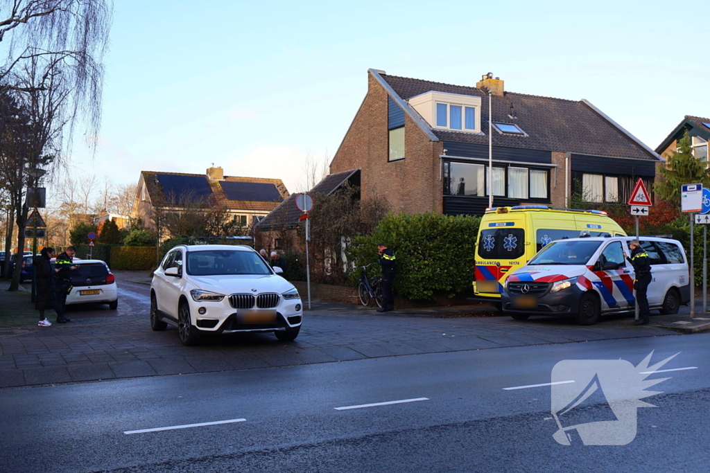 Fietsster en en auto botsen op kruising