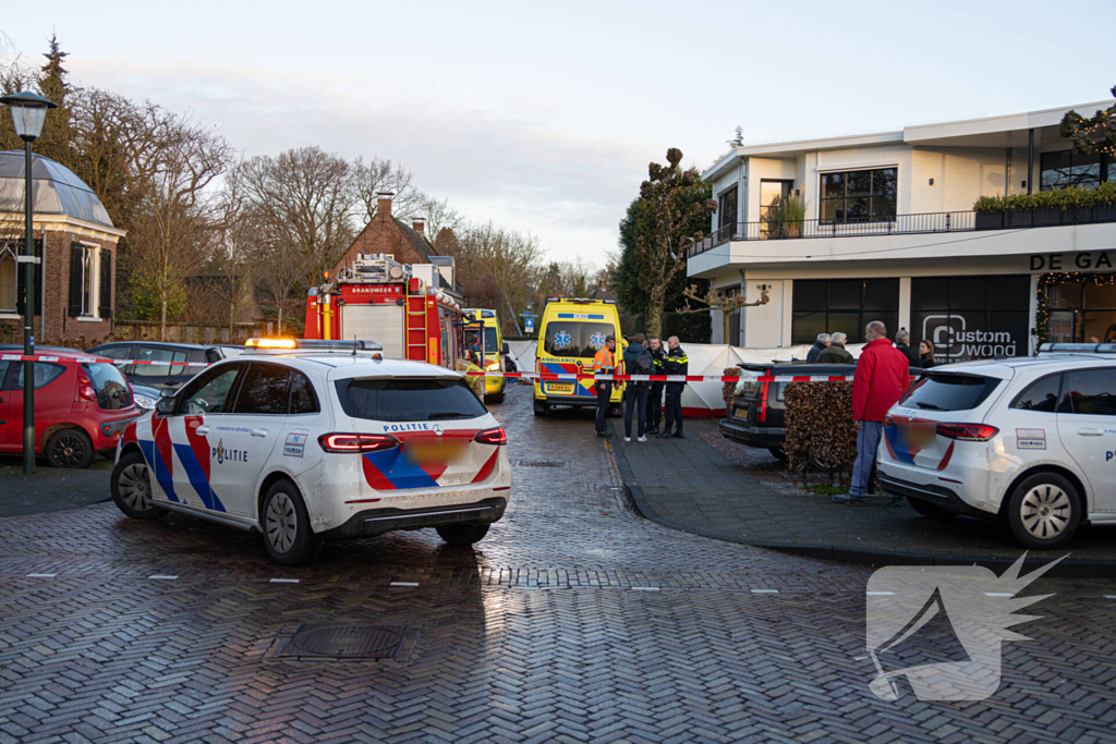 Voetganger overleden na aanrijding met lantaarnpaal