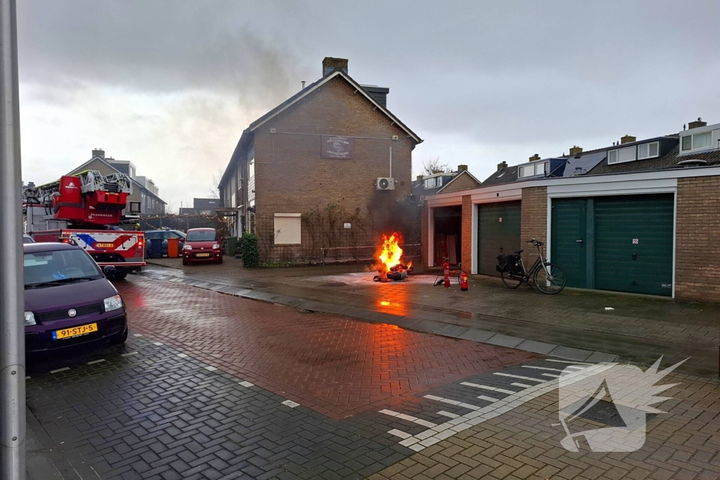 Motorfiets vliegt in brand