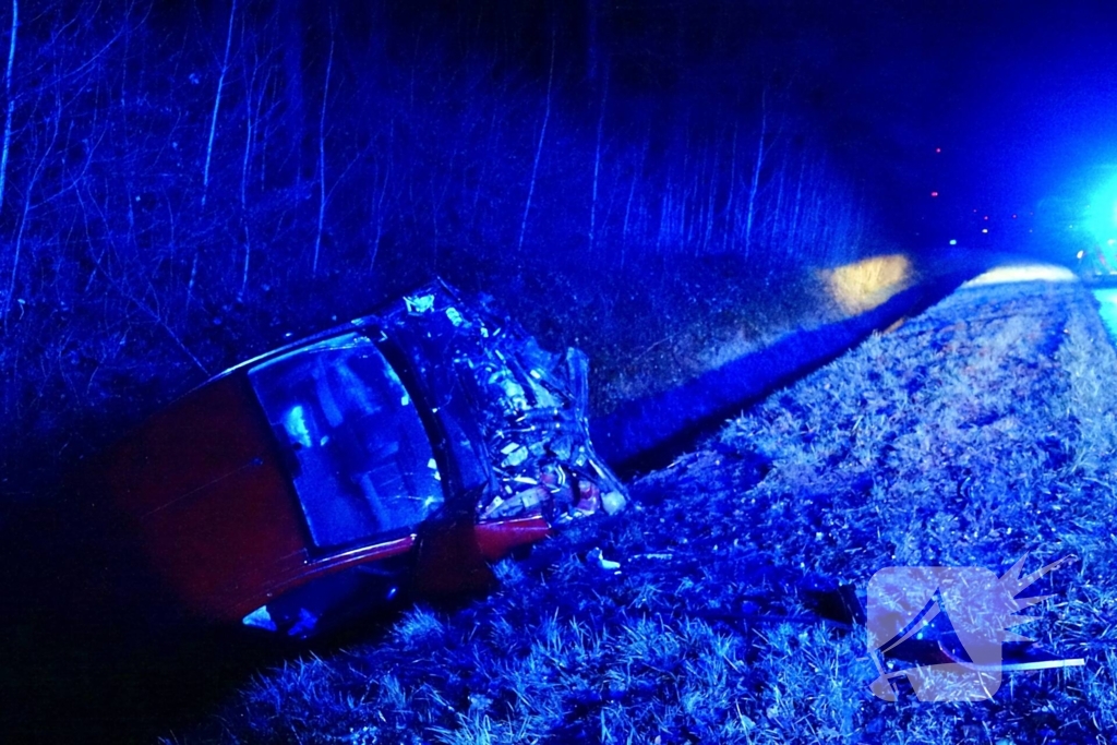 Bestuurder verliest macht over het stuur en eindigt in greppel