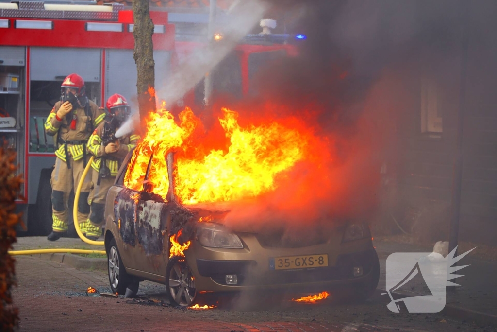 Personenauto gaat in vlammen op