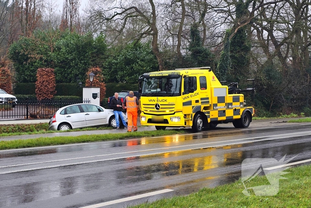 Auto raakt van de weg en belandt in sloot