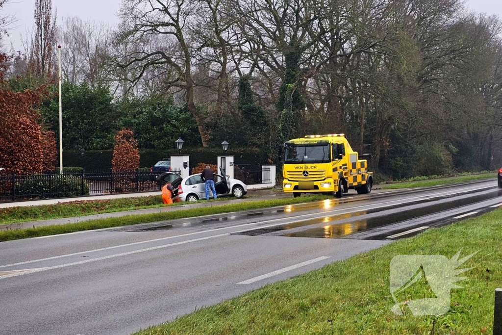 Auto raakt van de weg en belandt in sloot