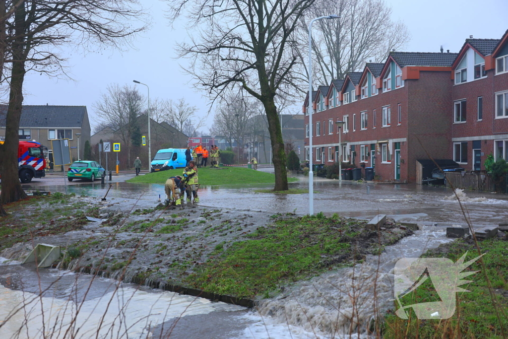 Straat onder water gelopen door kapotte waterleiding